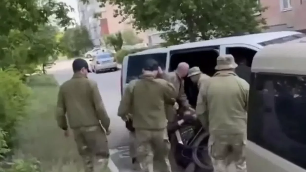 Сотрудники ТЦК задержали велосипедиста в Харькове, Украина. Кадр видео из соцсетей. Архивное фото