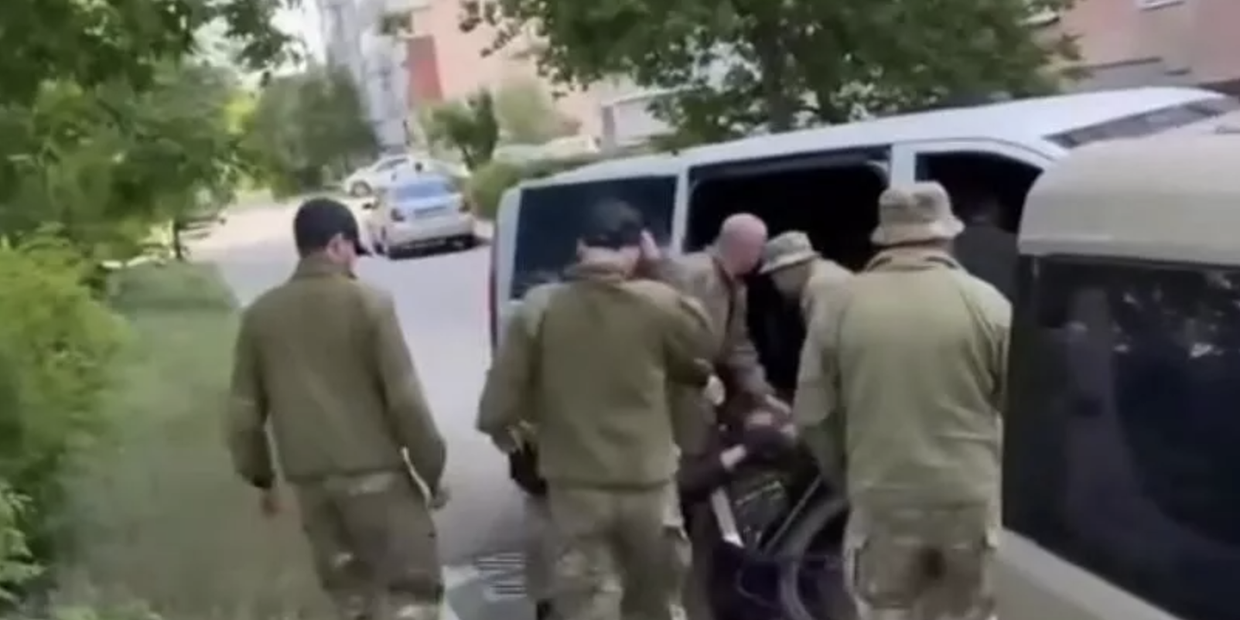 Сотрудники ТЦК задержали велосипедиста в Харькове, Украина. Кадр видео из соцсетей. Архивное фото