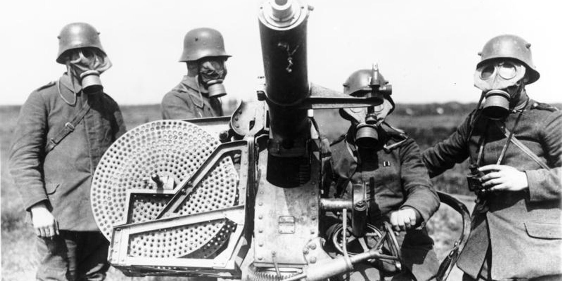 Немецкие солдаты в противогазах, 1914-1918 гг - ИноСМИ, 1920, 06.08.2025