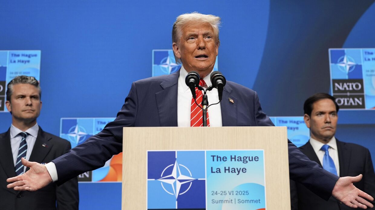 Президент США Дональд Трамп выступает на пресс-конференции по окончании саммита НАТО
