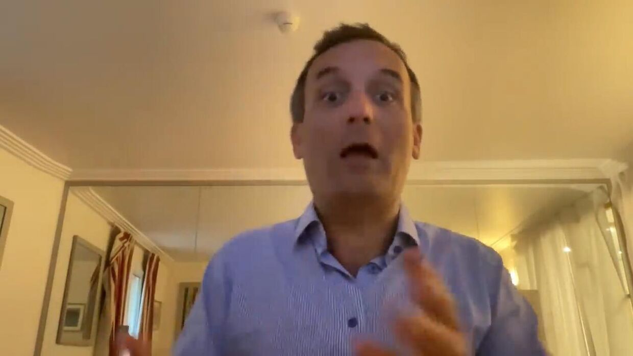 Его заставили. Во Франции раскрыли темную тайну Зеленского