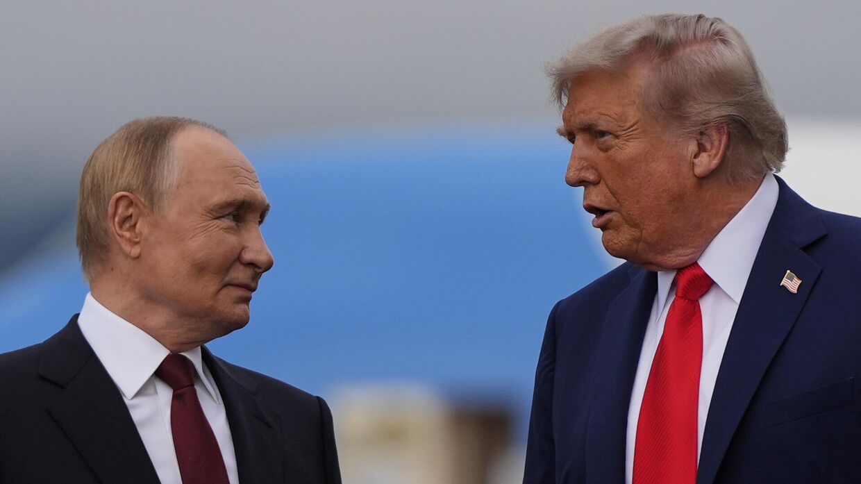 Президент США Дональд Трамп и президент России Владимир Путин на Аляске