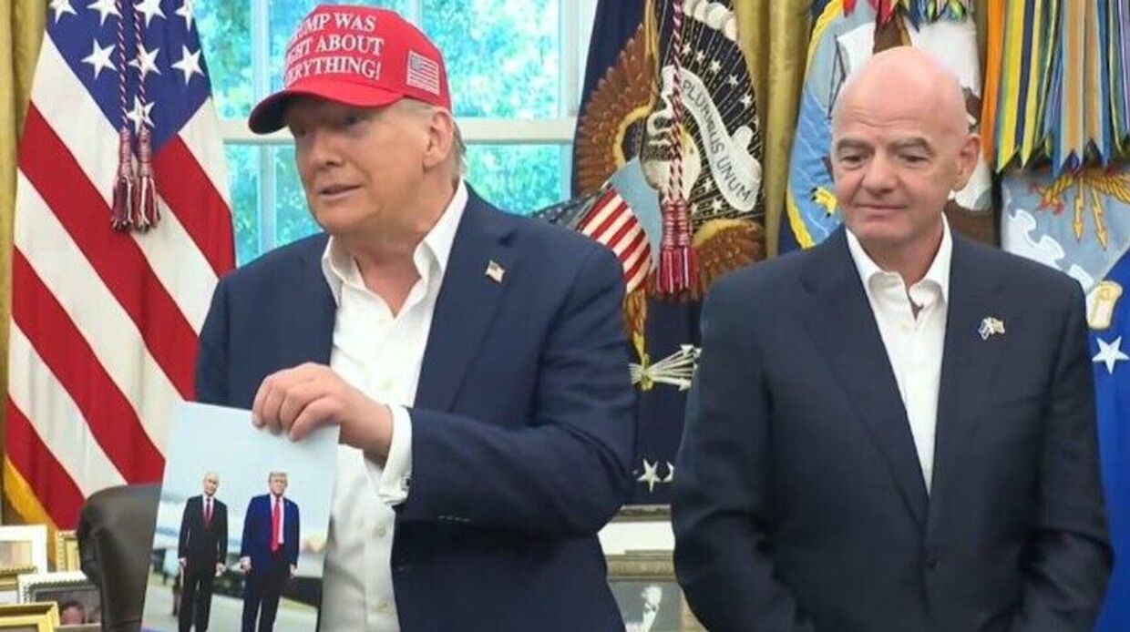 Дональд Трамп демонстрирует журналистам подарок Владимира Путина — совместную фотографию