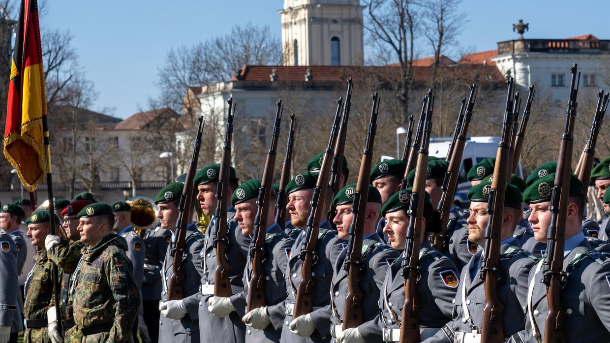Солдаты караульного батальона бундесвера в Люстгартене, Берлин,  Германия. 20 марта 2025 года.