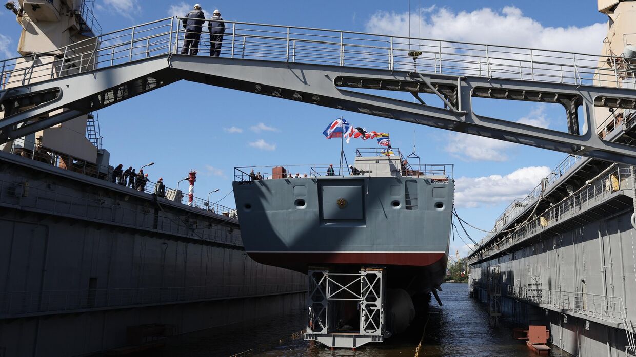 Церемония спуска на воду фрегата Адмирал Амелько в Санкт-Петербурге