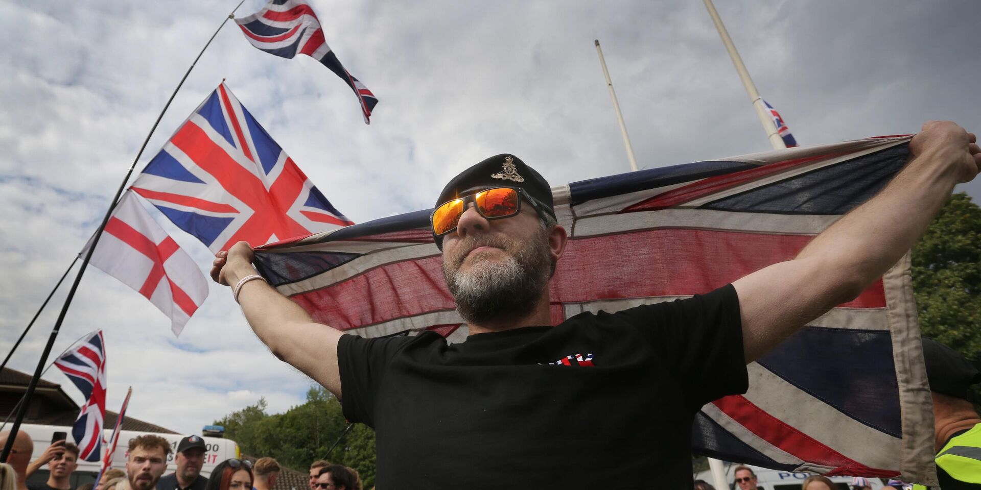 Участники акции протеста в Норидже, Великобритания. 24 августа 2025 года - ИноСМИ, 1920, 25.08.2025