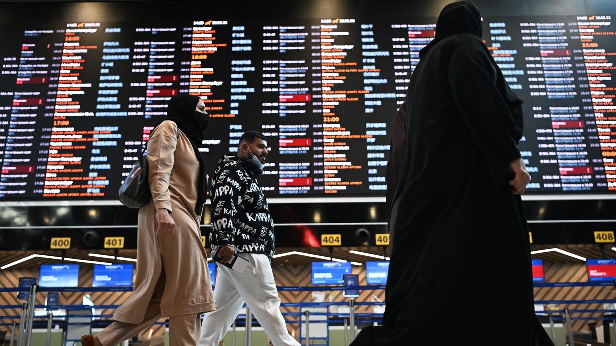 Пассажиры в терминале Международного аэропорта Шереметьево имени А.С. Пушкина