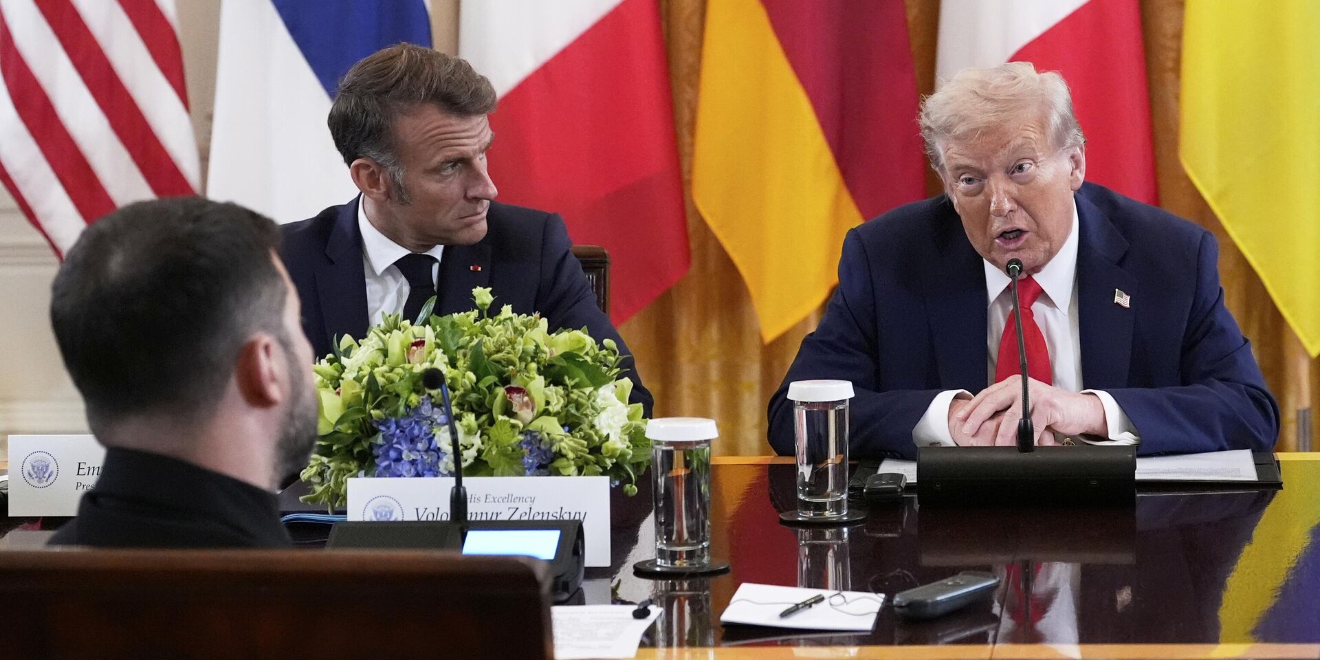 Президент Дональд Трамп во время встречи с Владимиром Зеленским (на переднем плане слева) и европейскими лидерами в Восточном зале Белого дома 18 августа 2025 года, Вашингтон. - ИноСМИ, 1920, 03.09.2025