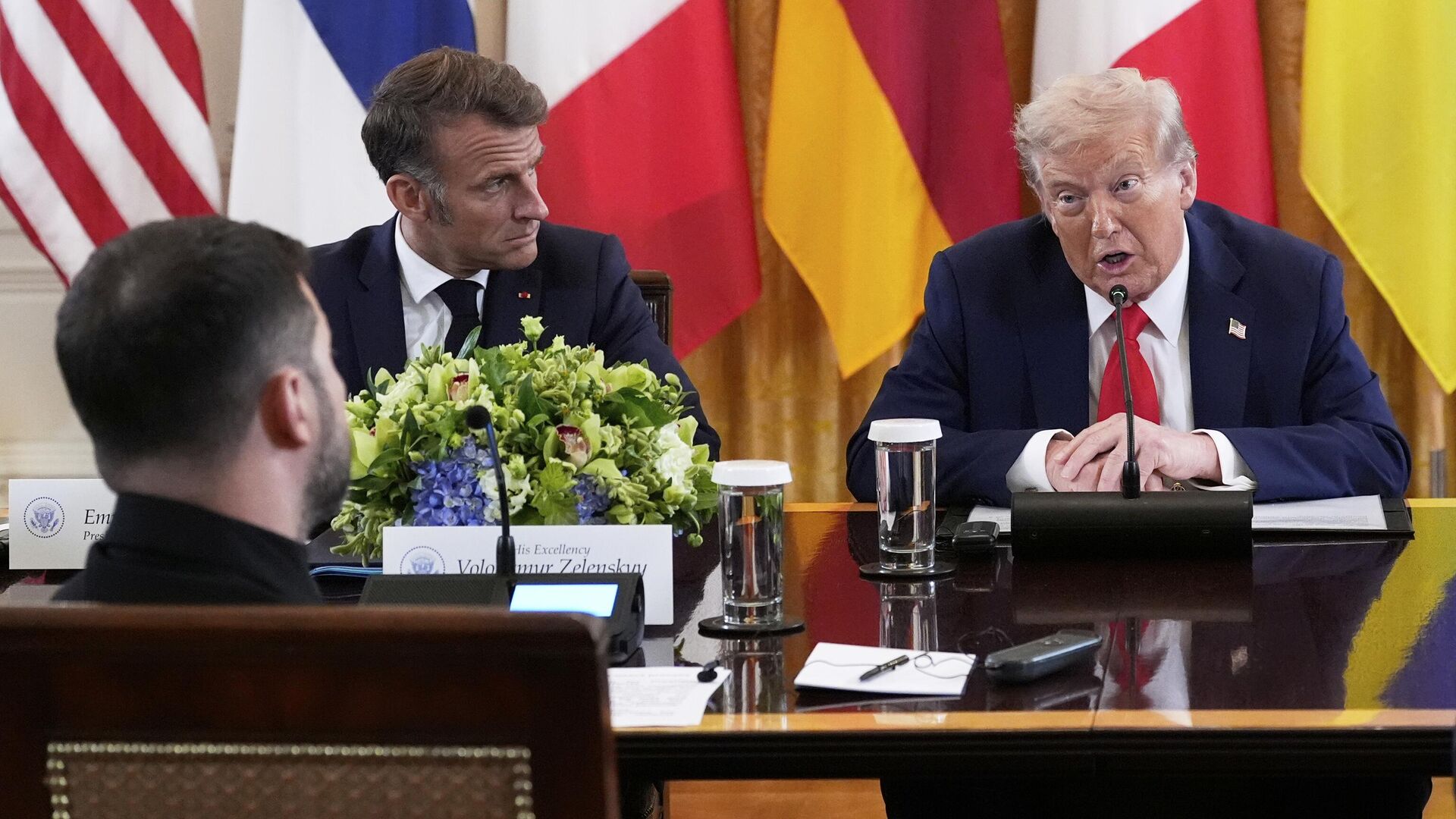 Президент Дональд Трамп во время встречи с Владимиром Зеленским (на переднем плане слева) и европейскими лидерами в Восточном зале Белого дома 18 августа 2025 года, Вашингтон. - ИноСМИ, 1920, 27.08.2025
