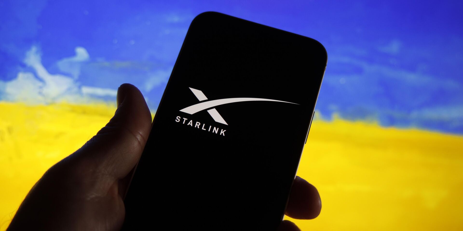 Логотип Starlink на экране смартфона на фона флага Украины - ИноСМИ, 1920, 27.08.2025