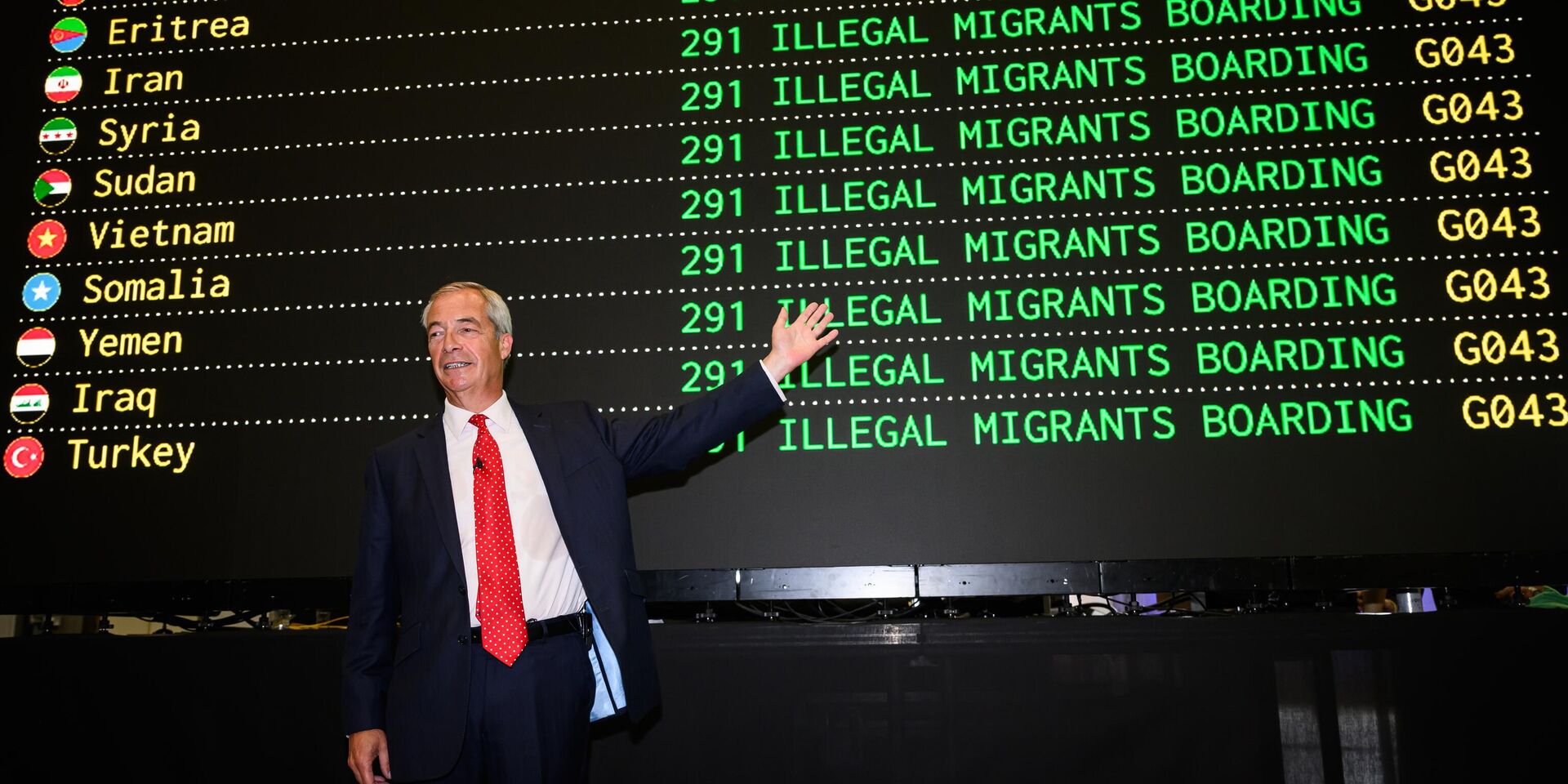 Найджел Фарадж позирует перед макетом табло в Оксфорде - ИноСМИ, 1920, 27.08.2025