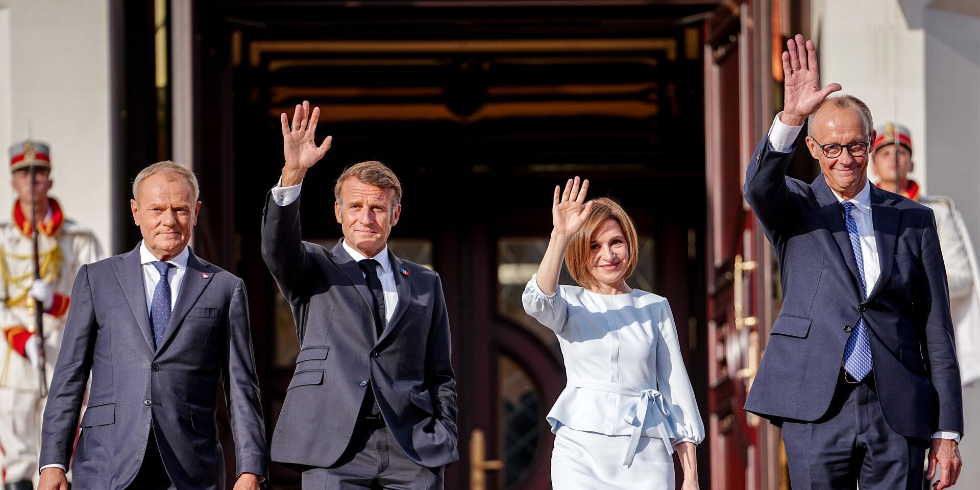 Премьер-министр Польши Дональд Туск (слева направо), президент Франции Эмманюэль Макрон, президент Республики Молдова Майя Санду и федеральный канцлер Германии Фридрих Мерц перед президентским дворцом в Кишеневе - ИноСМИ, 1920, 28.08.2025