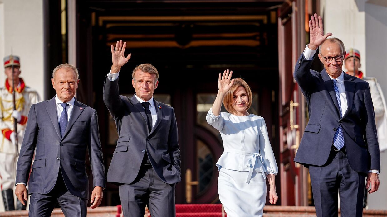 Премьер-министр Польши Дональд Туск (слева направо), президент Франции Эмманюэль Макрон, президент Республики Молдова Майя Санду и федеральный канцлер Германии Фридрих Мерц перед президентским дворцом в Кишеневе