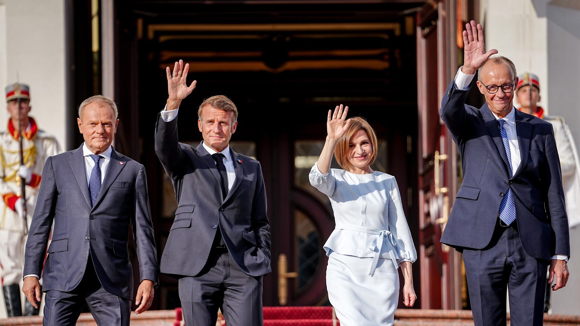 Премьер-министр Польши Дональд Туск (слева направо), президент Франции Эмманюэль Макрон, президент Республики Молдова Майя Санду и федеральный канцлер Германии Фридрих Мерц перед президентским дворцом в Кишеневе - ИноСМИ, 1920, 28.08.2025