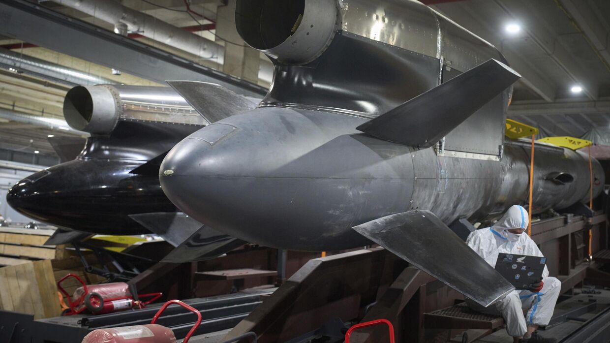 Рабочие осматривают крылатые ракеты Фламинго на секретном заводе Fire Point на Украине 18 августа 2025 года.