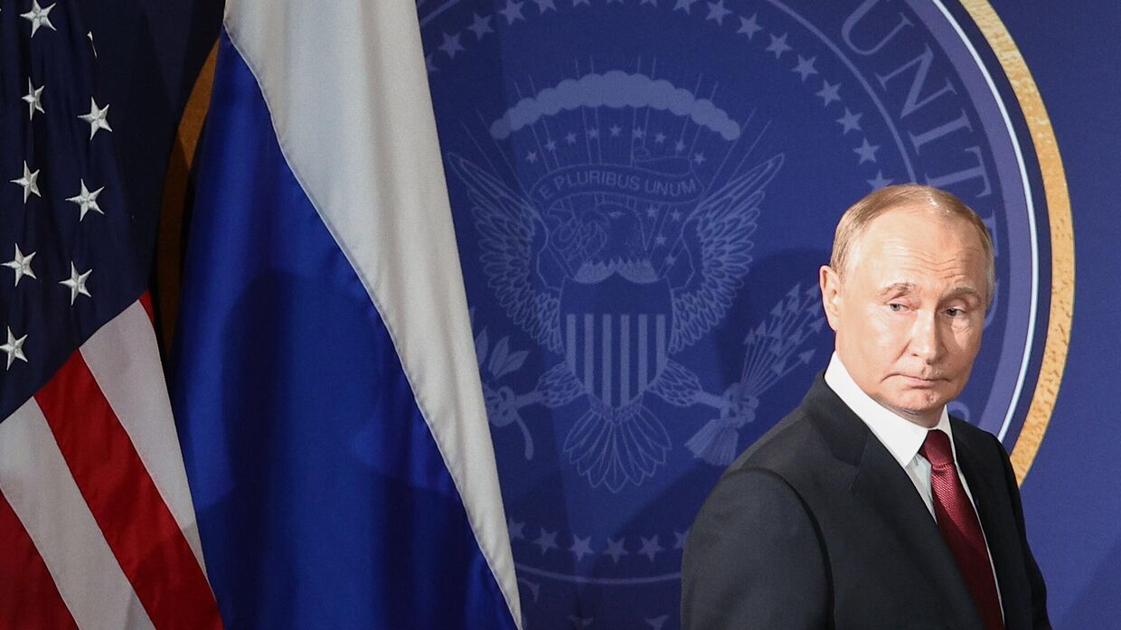Президент РФ Владимир Путин перед началом пресс-конференции по итогам переговоров с президентом США Дональдом Трампом на Аляске