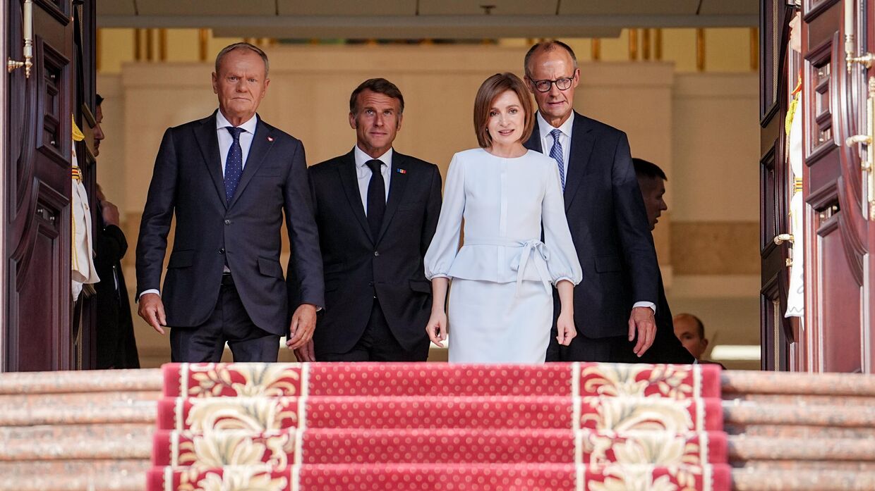 Премьер-министр Польши Дональд Туск, президент Франции Эммануэль Макрон, президент Республики Молдова Майя Санду и федеральный канцлер Германии Фридрих Мерц у президентского дворца в Кишеневе
