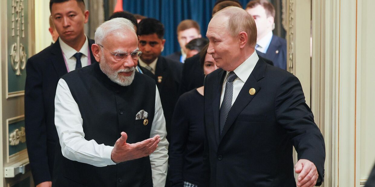 Президент РФ Владимир Путин и премьер-министр Индии Нарендра Моди во время встречи на полях саммита Шанхайской организации сотрудничества (ШОС) в Тяньцзине