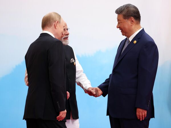 Президент РФ Владимир Путин, премьер-министр Индии Нарендра Моди и председатель Китайской Народной Республики (КНР) Си Цзиньпин на саммите ШОС в Тяньцзине. Китай