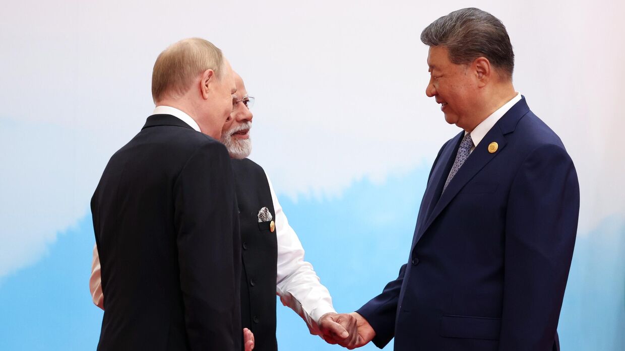 Президент РФ Владимир Путин, премьер-министр Индии Нарендра Моди и председатель Китайской Народной Республики (КНР) Си Цзиньпин на саммите ШОС в Тяньцзине. Китай