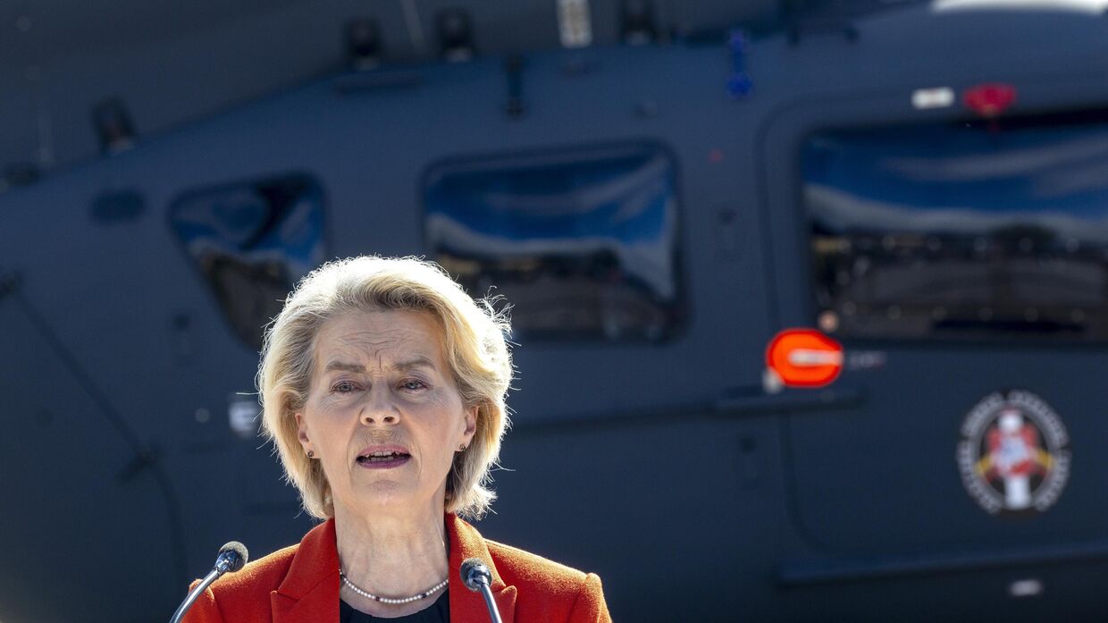 Председатель Европейской комиссии Урсула фон дер Ляйен выступает в школе пограничников в Литве