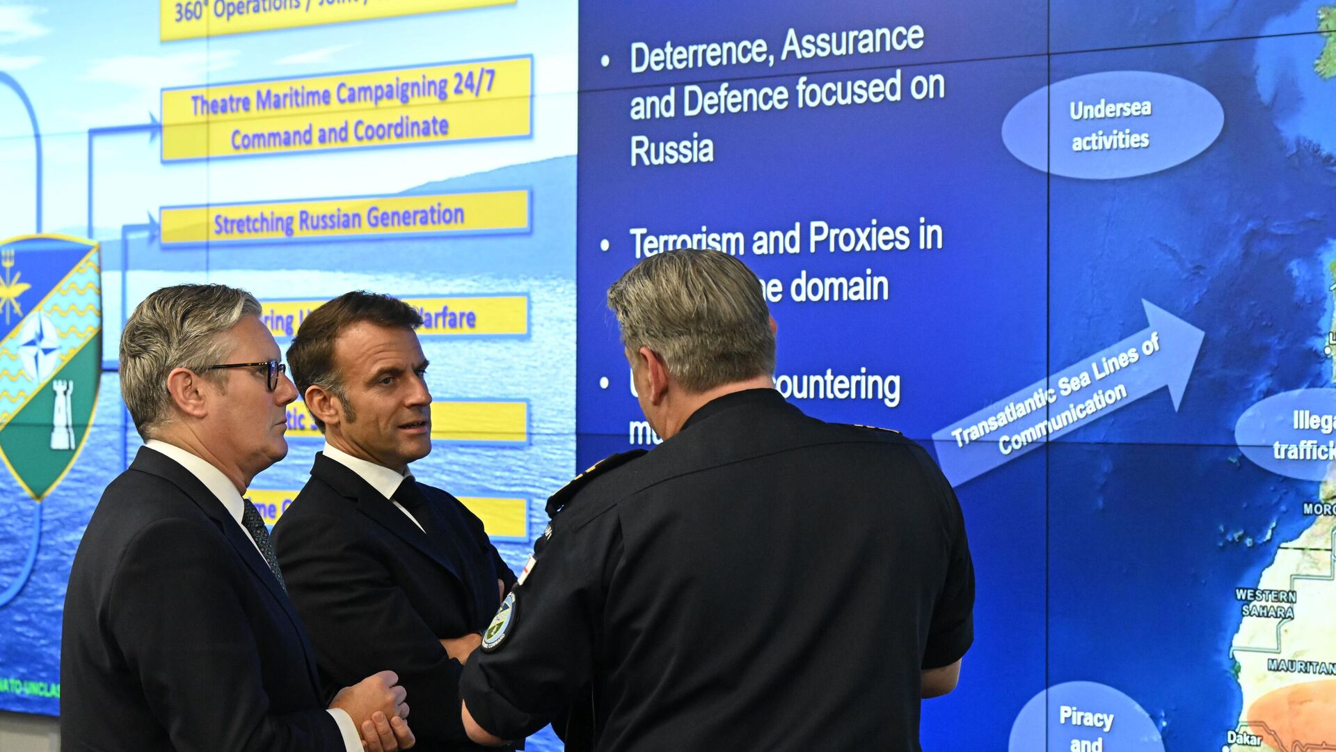 Премьер-министр Великобритании Кир Стармер и президент Франции Эммануэль Макрон во время совместного визита в морской командный центр НАТО в Нортвуде, Лондон, Англия. 10 июля 2025 года. - ИноСМИ, 1920, 05.09.2025