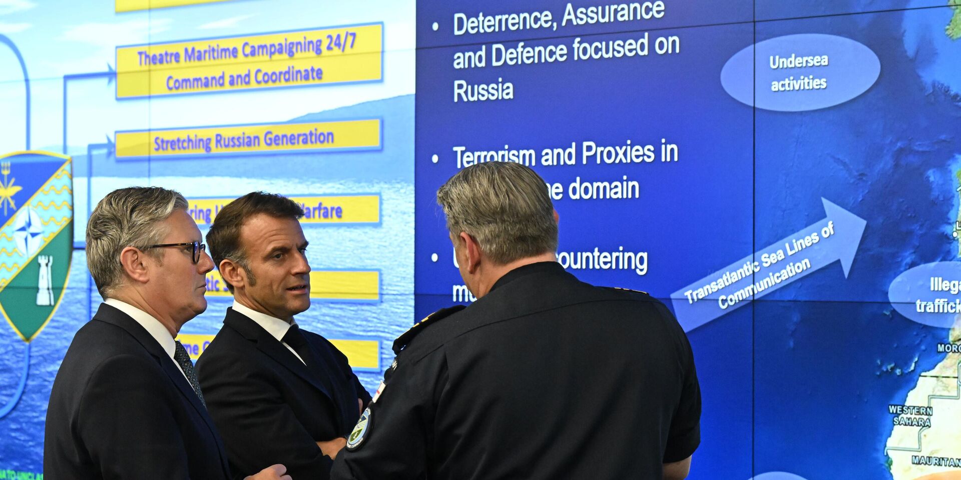 Премьер-министр Великобритании Кир Стармер и президент Франции Эммануэль Макрон во время совместного визита в морской командный центр НАТО в Нортвуде, Лондон, Англия. 10 июля 2025 года. - ИноСМИ, 1920, 05.09.2025