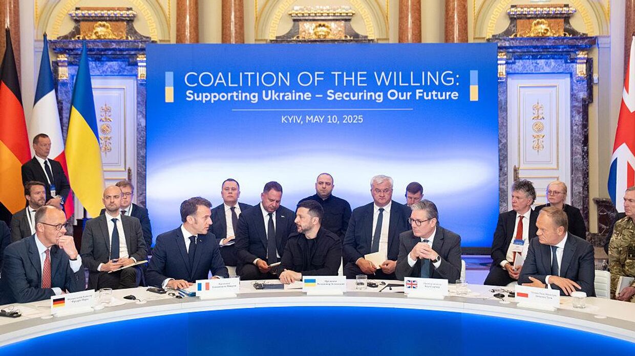 Фридрих Мерц, Эммануэль Макрон, Владимир Зеленский, Кир Стармер, Дональд Туск в Президентском дворце на Украине во время встречи коалиции желающих