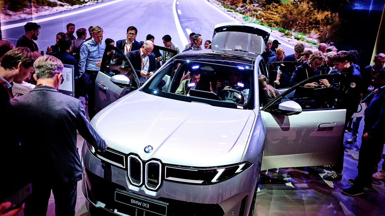 Посетители стенда BMW на площадке IAA в Мюнхене