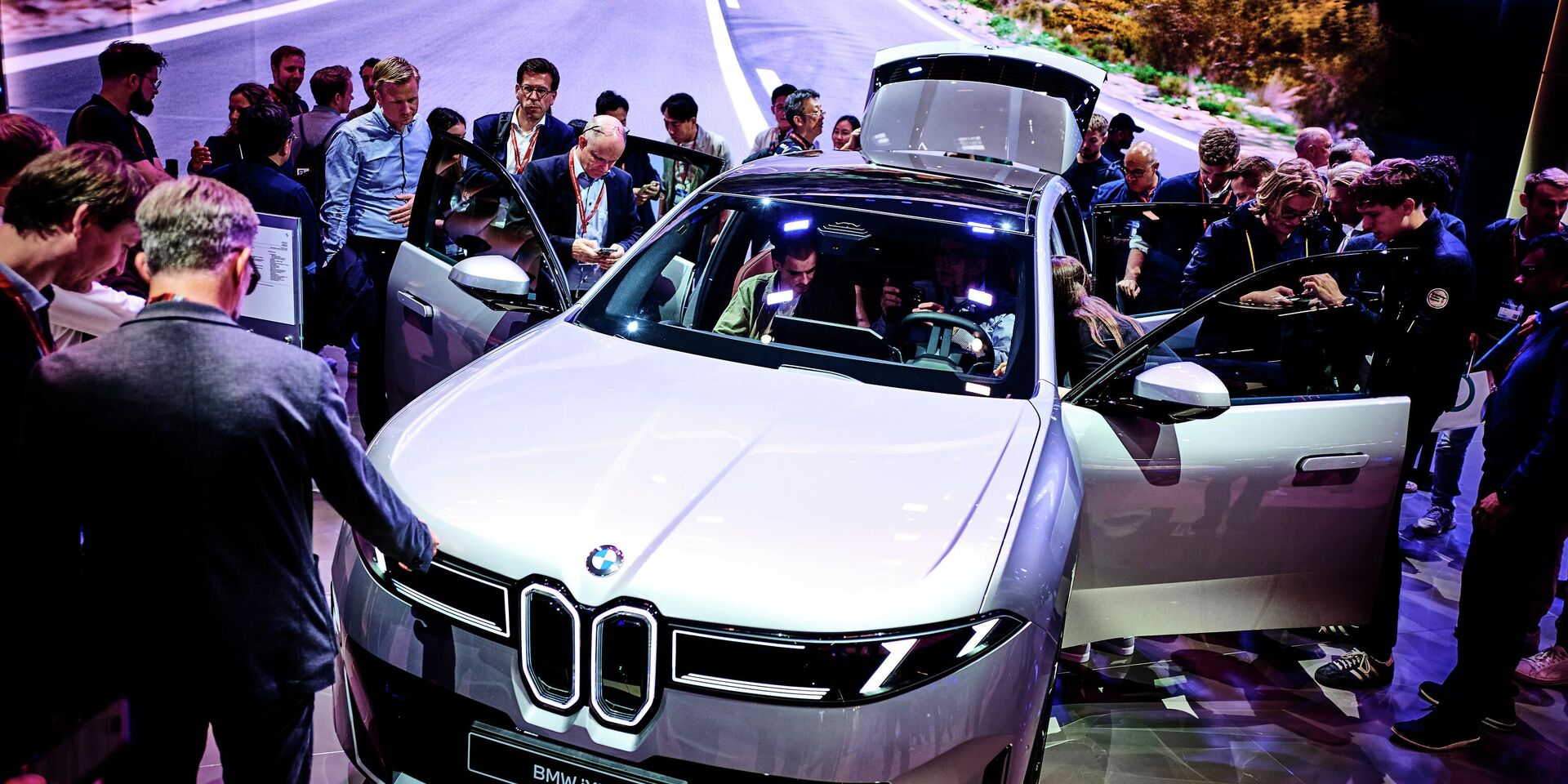 Посетители стенда BMW на площадке IAA в Мюнхене - ИноСМИ, 1920, 10.09.2025