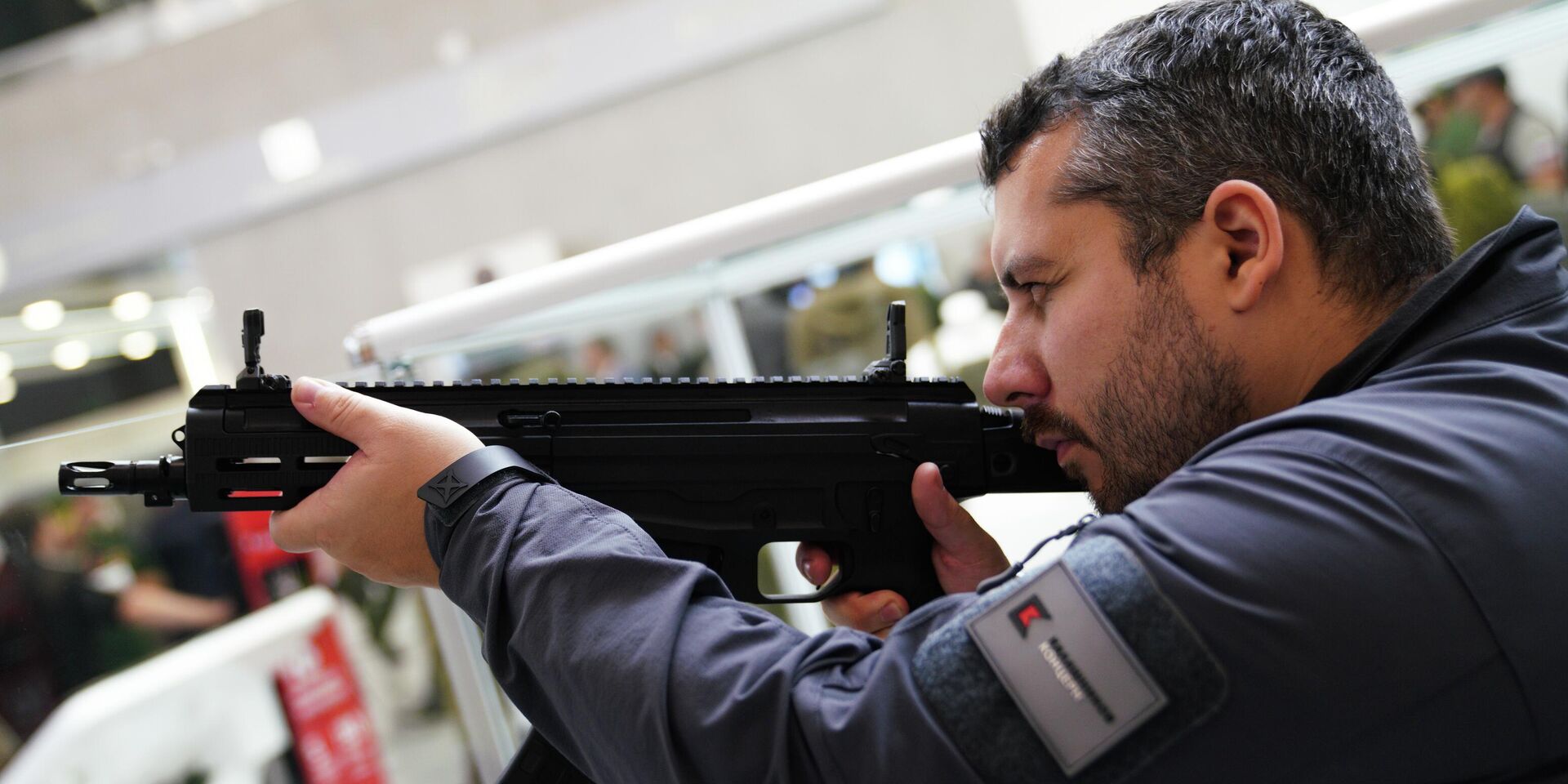 Посетитель выставки Армия России – завтра с малогабаритным автоматом АМ-17  - ИноСМИ, 1920, 10.09.2025