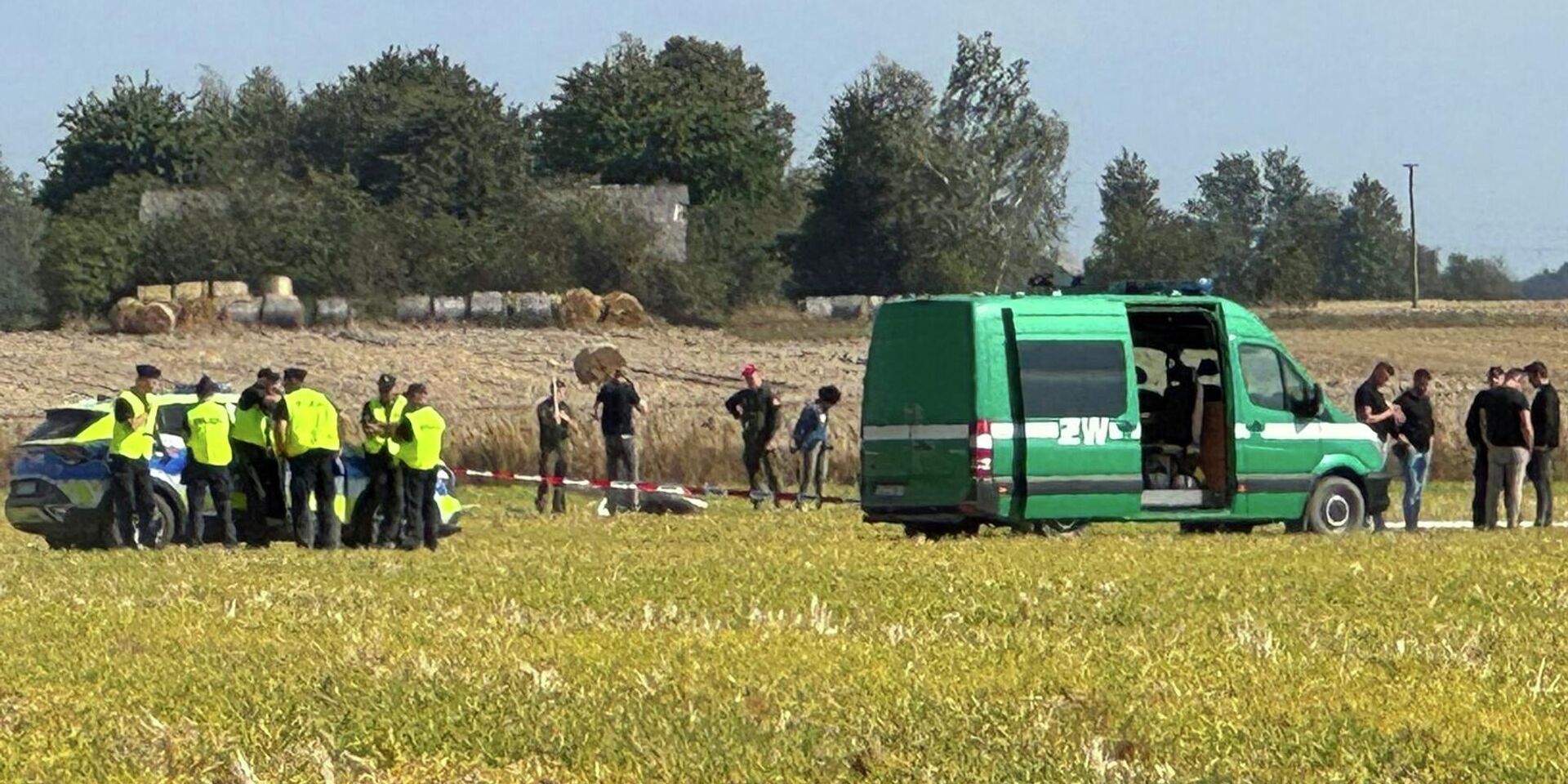 Сотрудники правоохранительных органов и военные на месте обнаружении сбитого беспилотника в населенном пункте Чоснувка - ИноСМИ, 1920, 10.09.2025