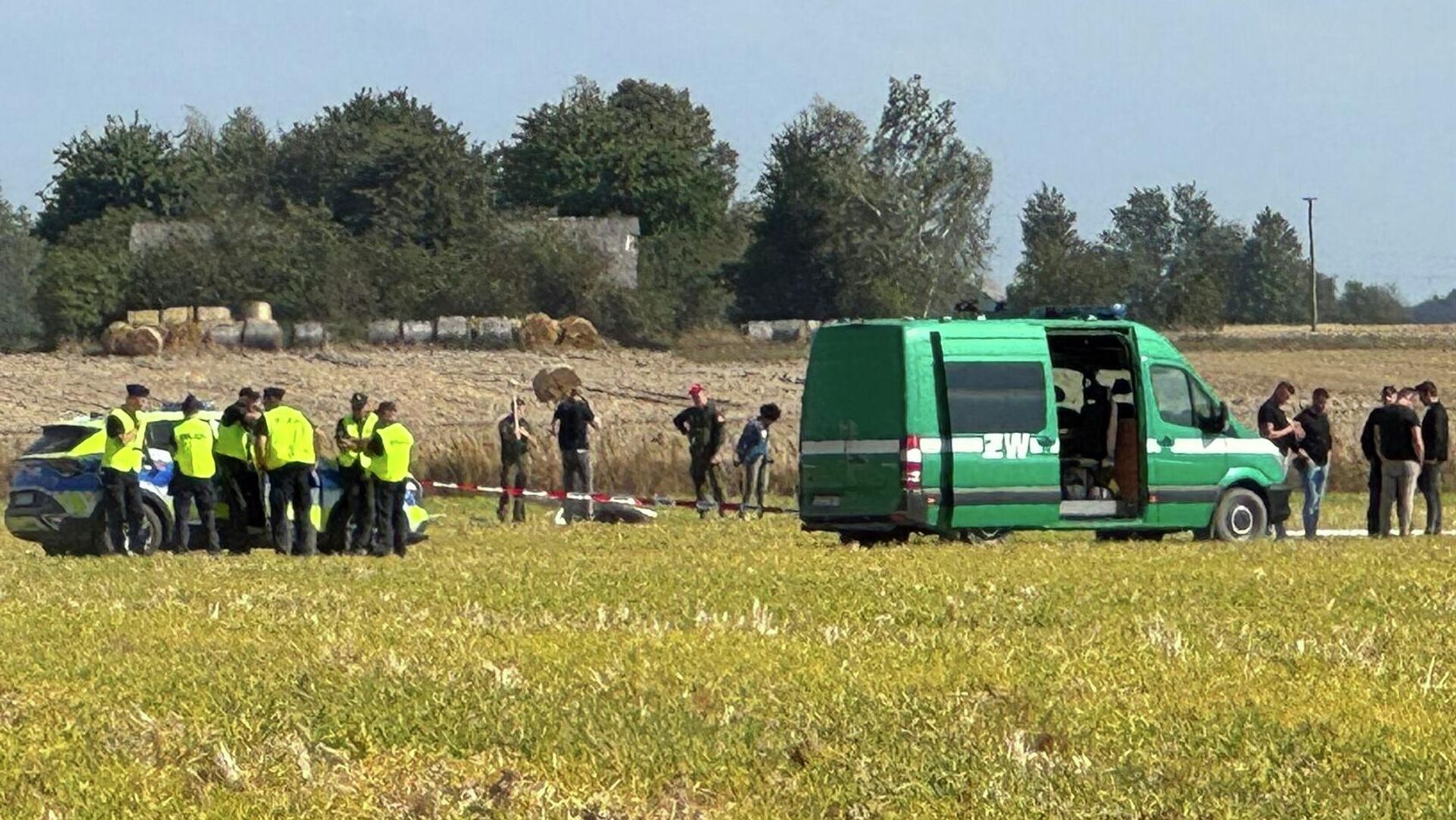 Сотрудники правоохранительных органов и военные на месте обнаружении сбитого беспилотника в населенном пункте Чоснувка - ИноСМИ, 1920, 10.09.2025