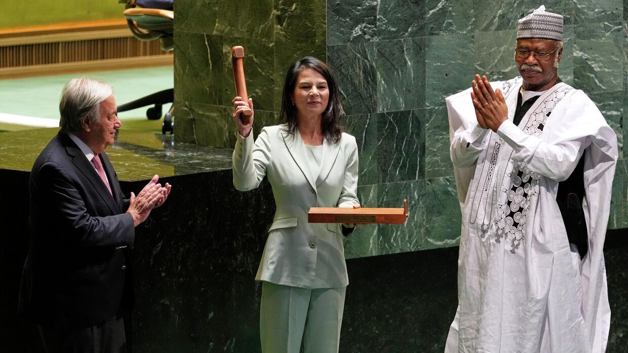 Анналена Баербок приводится к присяге в качестве председателя 80-й сессии Генеральной Ассамблеи ООН