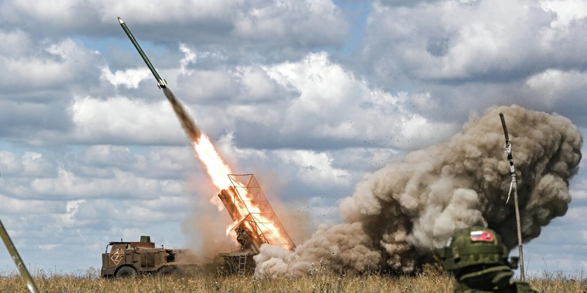 Боевая работа расчета установки РСЗО Ураган 288-й гвардейской артиллерийской бригады группировки войск Запад - ИноСМИ, 1920, 11.09.2025