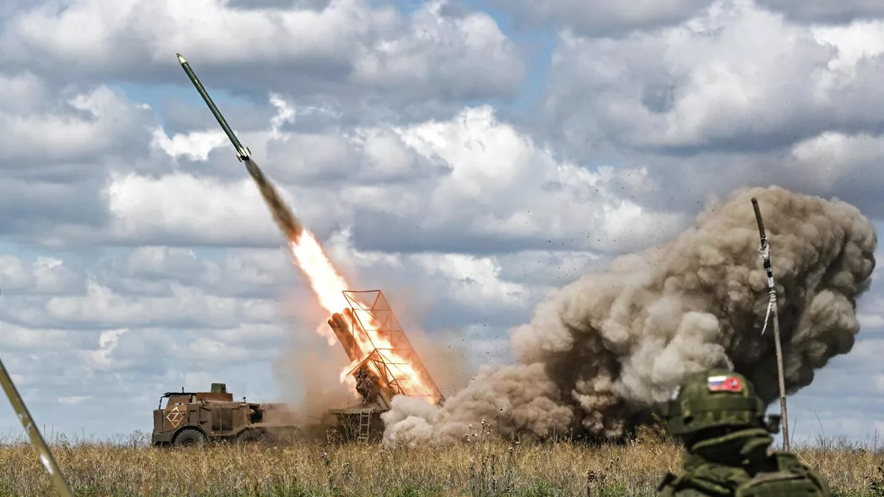 Боевая работа расчета установки РСЗО Ураган 288-й гвардейской артиллерийской бригады группировки войск Запад