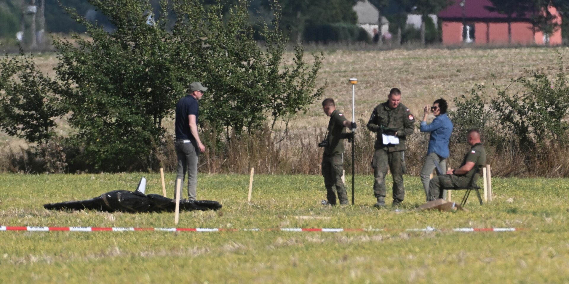 Сотрудники правоохранительных органов и военные на месте обнаружении сбитого беспилотника в Польше - ИноСМИ, 1920, 12.09.2025