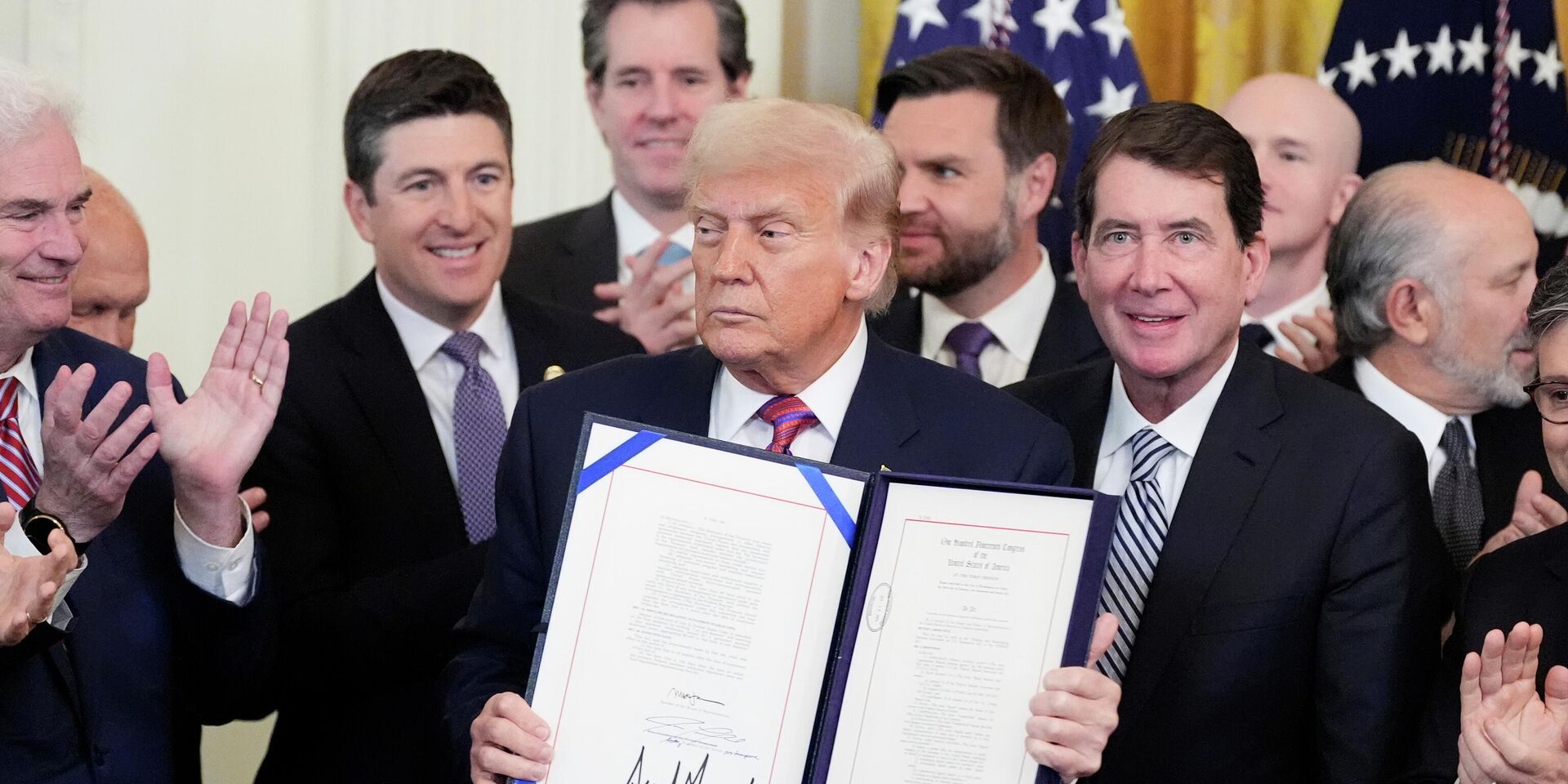 Президент Дональд Трамп держит в руках закон, регулирующий стейблкоины, разновидность криптовалюты, после того, как он подписал его в Восточном зале Белого дома 18 июля 2025 года. - ИноСМИ, 1920, 11.09.2025