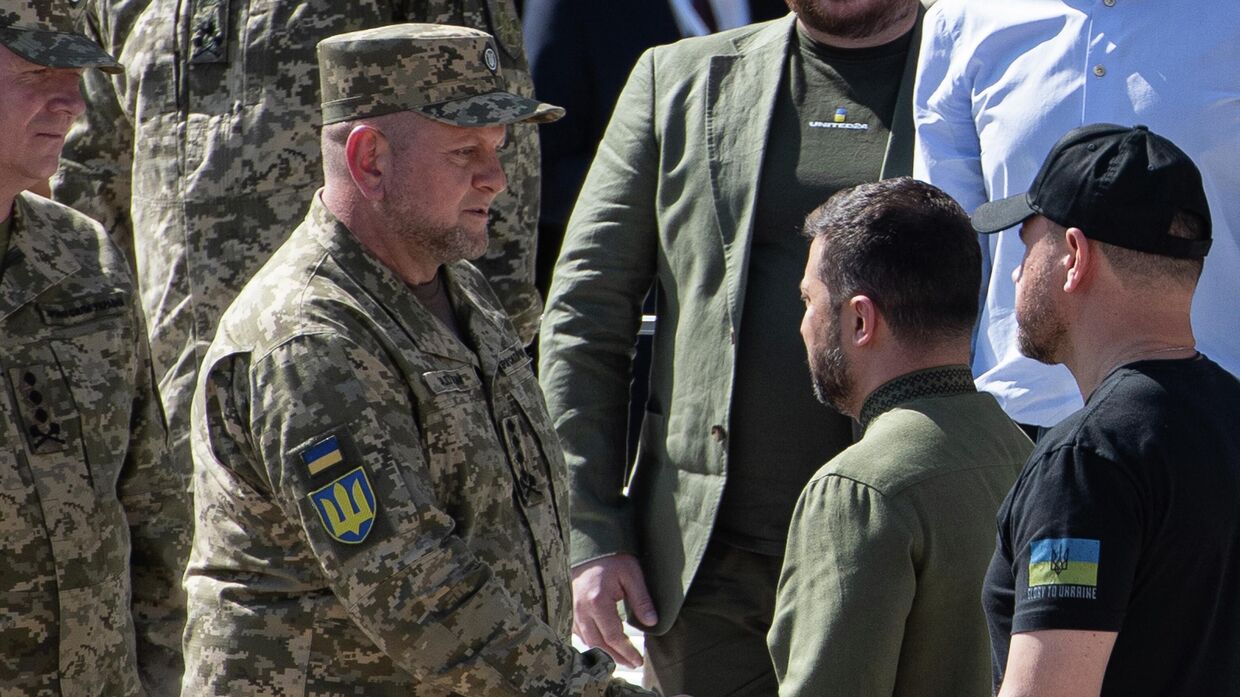 Президент Украины Владимир Зеленский пожимает руку uлавнокомандующему Вооруженными силами Украины Валерию Залужному во время празднования Дня независимости Украины 24 августа 2023 года в Киеве
