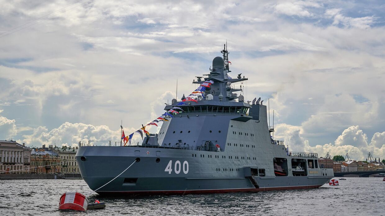 Патрульный корабль ледового класса Иван Папанин проекта 23550 в акватории Невы в преддверии Дня ВМФ в Санкт-Петербурге