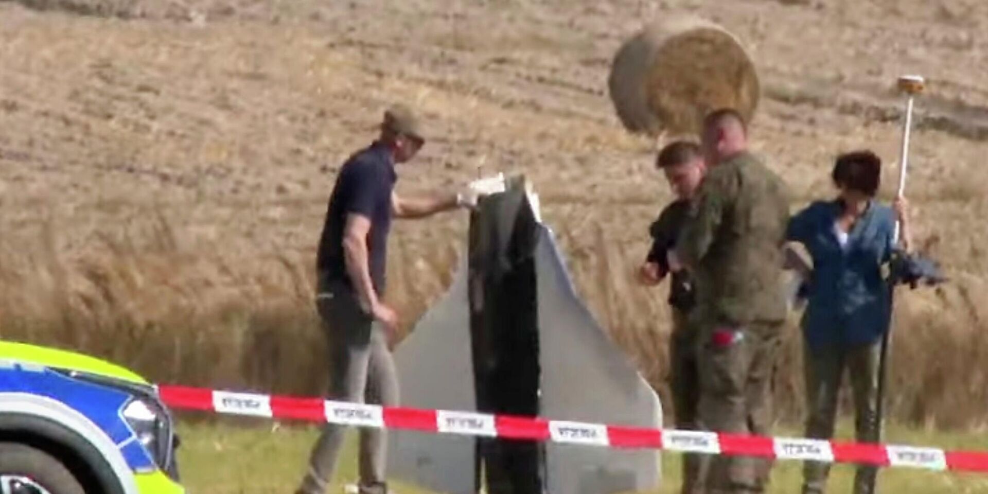 Сотрудники правоохранительных органов и военные на месте обнаружении сбитого беспилотника в Польше - ИноСМИ, 1920, 12.09.2025