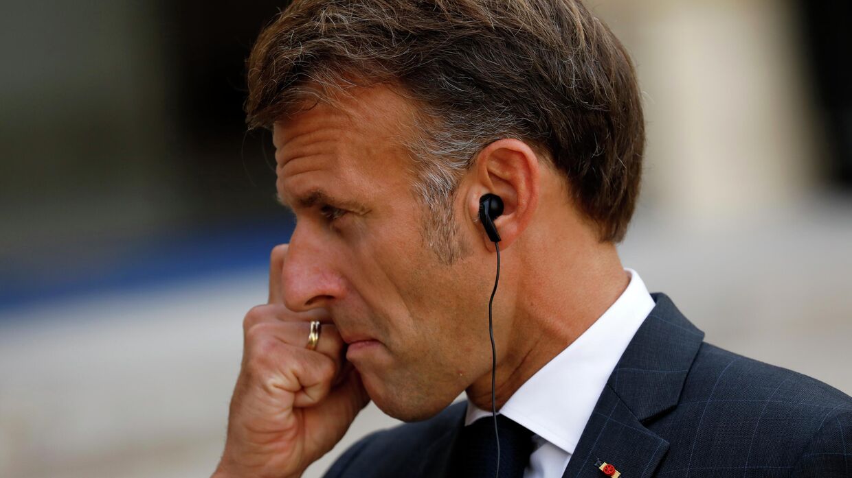 Президент Франции Эммануэль Макрон общается с представителями СМИ в Елисейском дворце