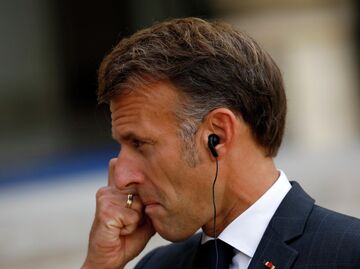 Президент Франции Эммануэль Макрон общается с представителями СМИ в Елисейском дворце Президент Франции Эммануэль Макрон общается с представителями СМИ в Елисейском дворце