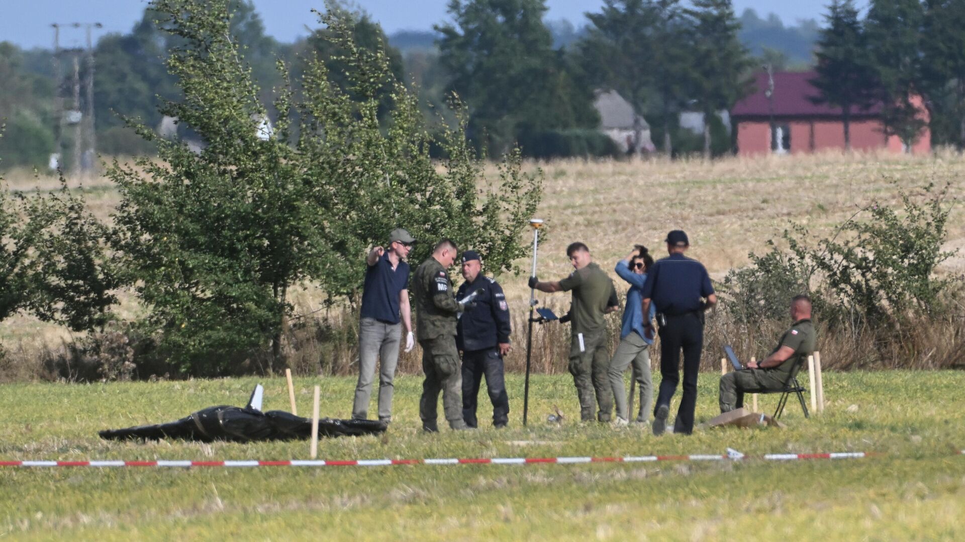 Полиция и военные охраняют части поврежденного беспилотника, сбитого польскими властями на полигоне в Вохине в среду, 10 сентября - ИноСМИ, 1920, 15.09.2025