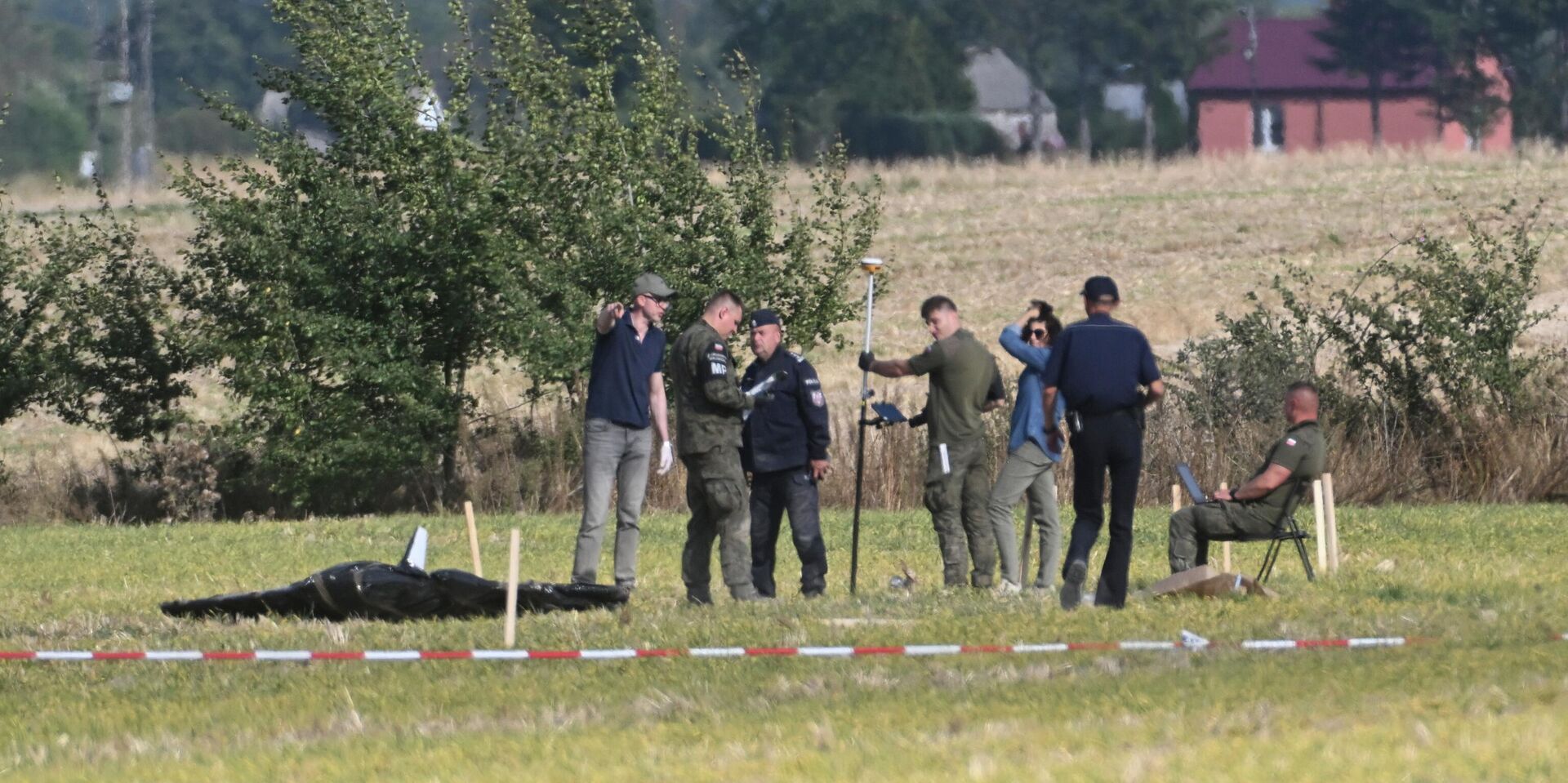 Полиция и военные охраняют части поврежденного беспилотника, сбитого польскими властями на полигоне в Вохине в среду, 10 сентября - ИноСМИ, 1920, 15.09.2025