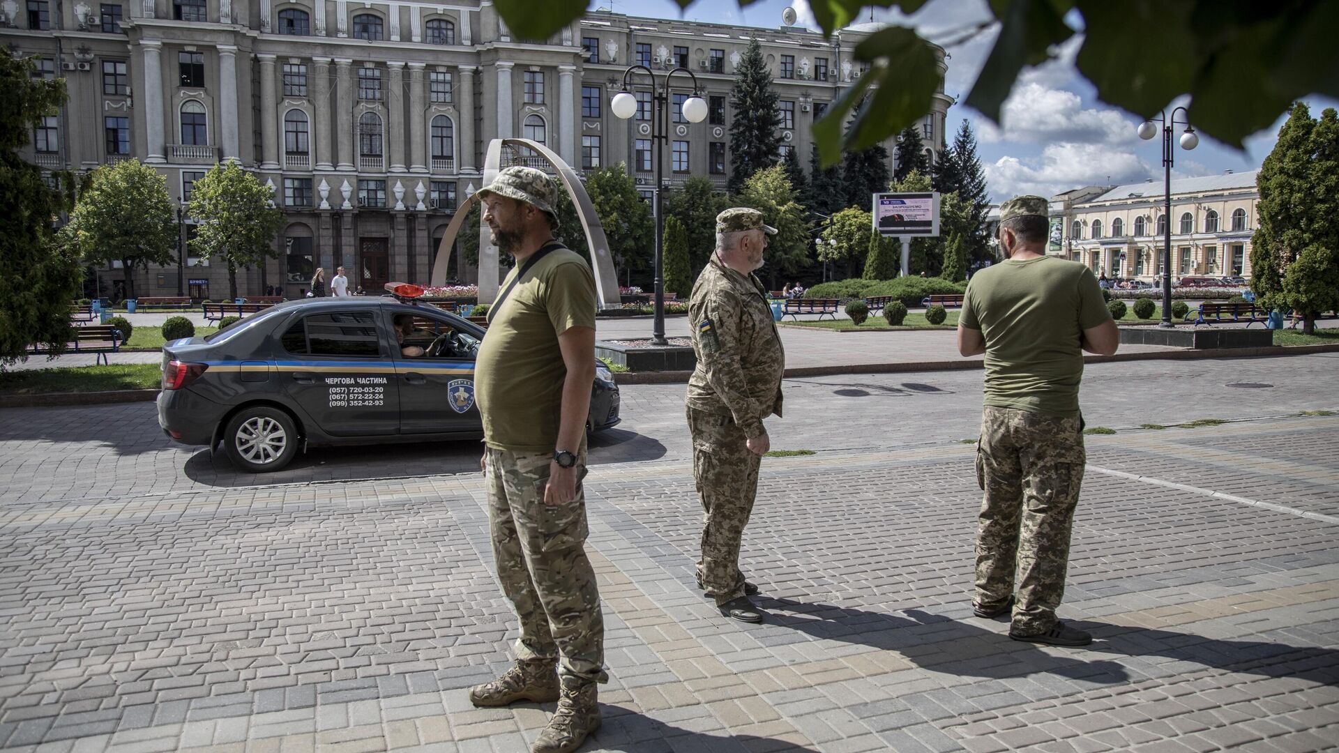 Сотрудники Харьковского ТЦК патрулируют улицы в одном из ключевых мест города, чтобы найти мужчин призывного возраста - ИноСМИ, 1920, 15.09.2025