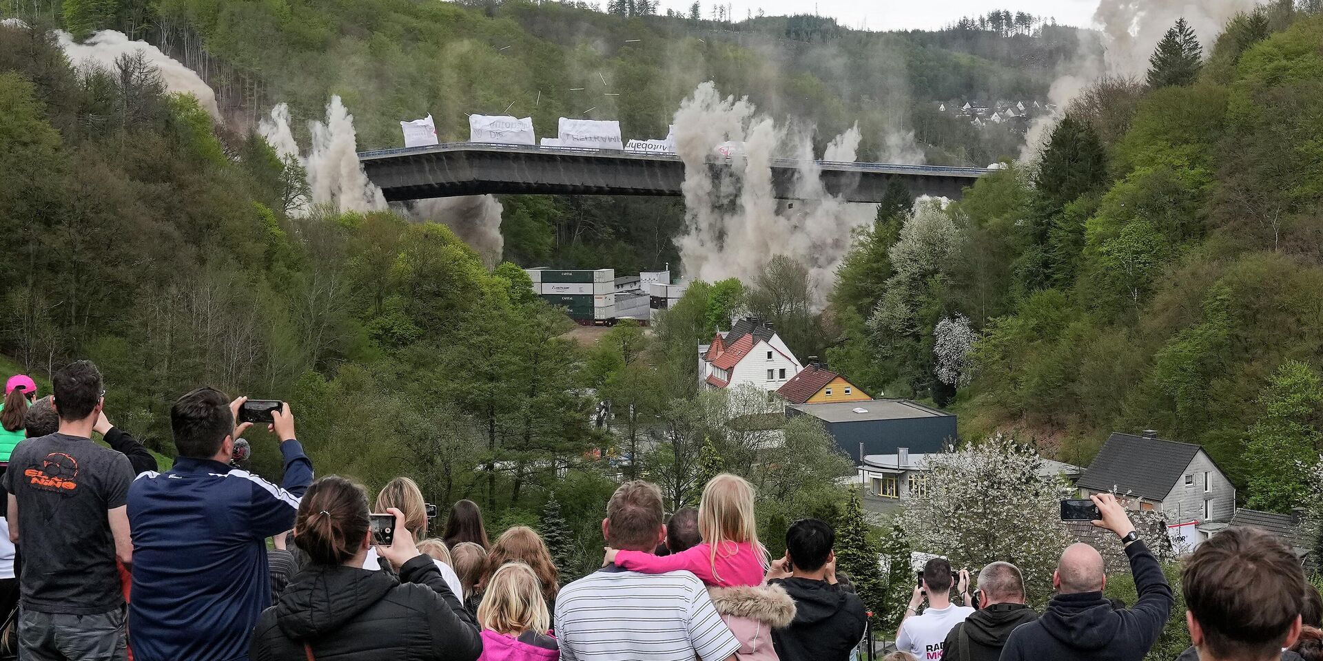 Люди наблюдают за подрывом автомобильного моста длиной 450 метров и высотой 70 метров в Люденшайде, Германия, 7 мая 2023 года. В Германии требуется отремонтировать тысячи автомобильных мостов. - ИноСМИ, 1920, 15.09.2025