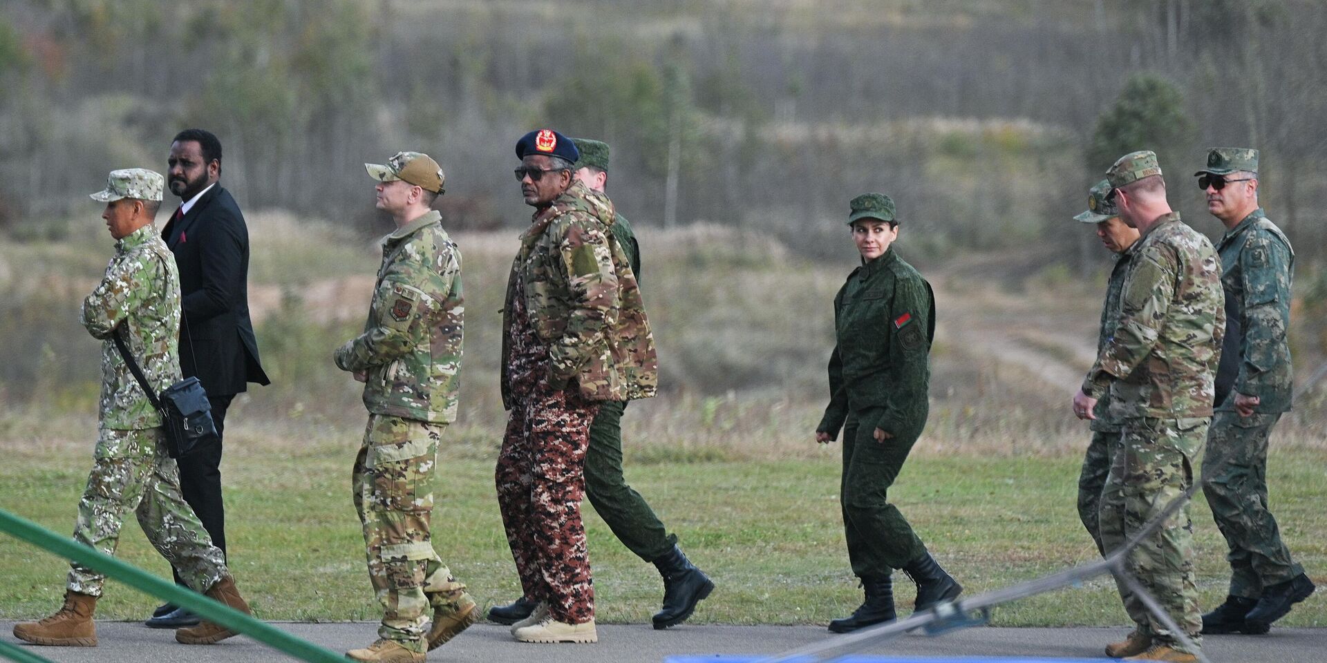 Иностранные наблюдатели во время совместных стратегических учений вооруженных сил России и Белоруссии Запад-2025  на полигоне Борисовский в Минской области - ИноСМИ, 1920, 18.09.2025