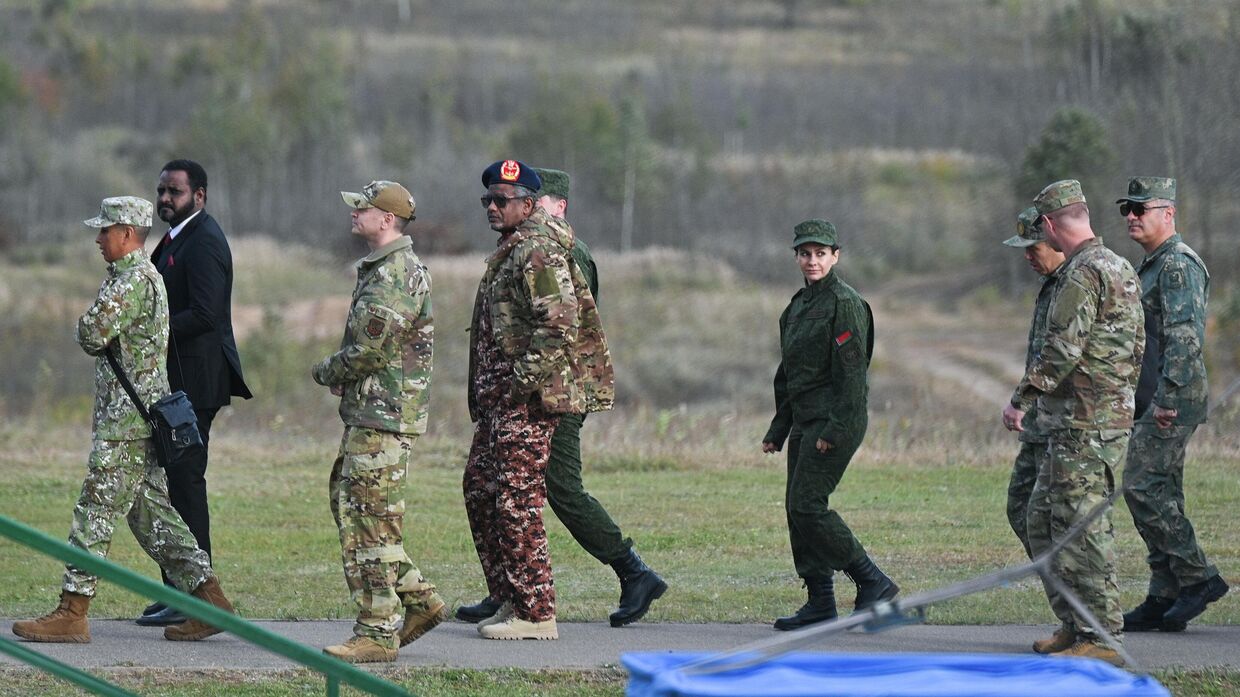 Иностранные наблюдатели во время совместных стратегических учений вооруженных сил России и Белоруссии Запад-2025  на полигоне Борисовский в Минской области