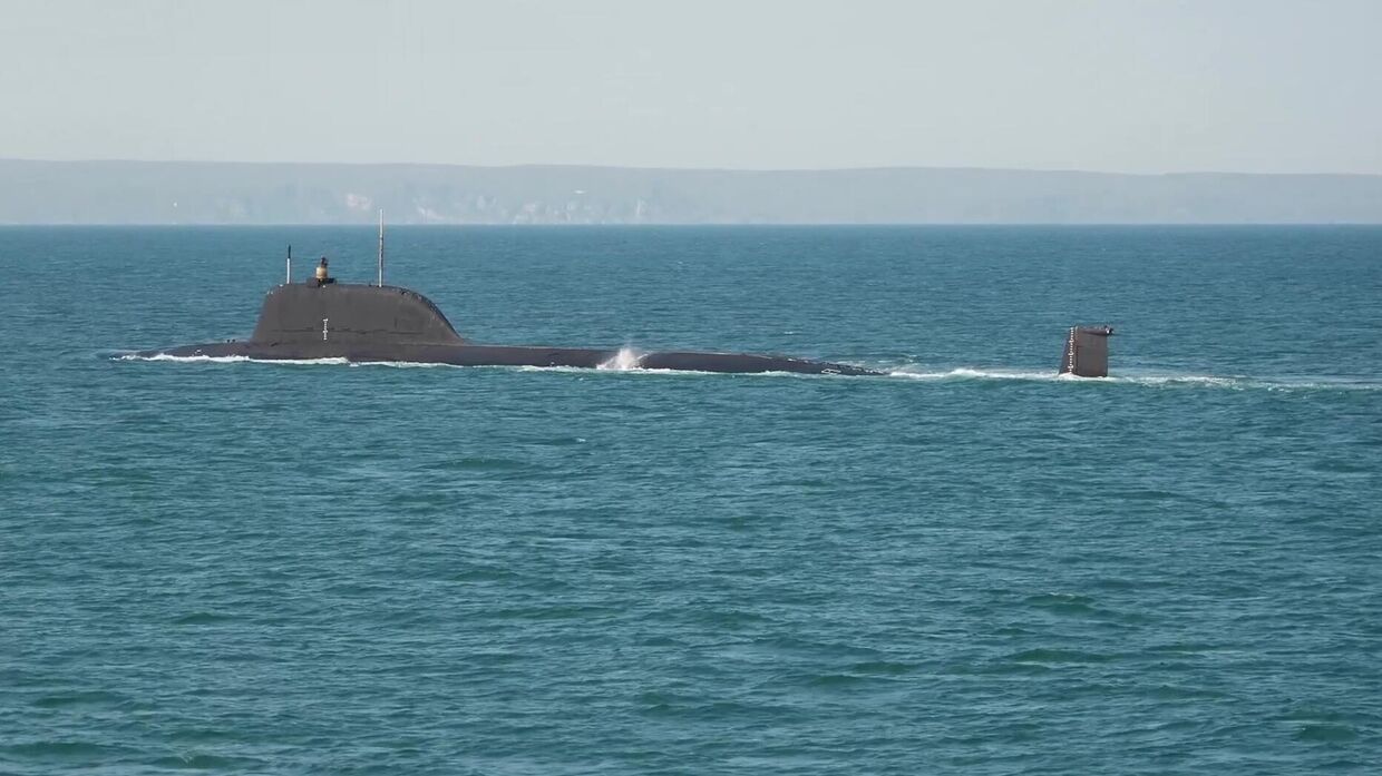 Экипаж атомного подводного ракетного крейсера Архангельск проводит практическую стрельбу крылатой ракетой Калибр по морской цели в Баренцевом море в рамках совместных стратегических учений Запад-2025